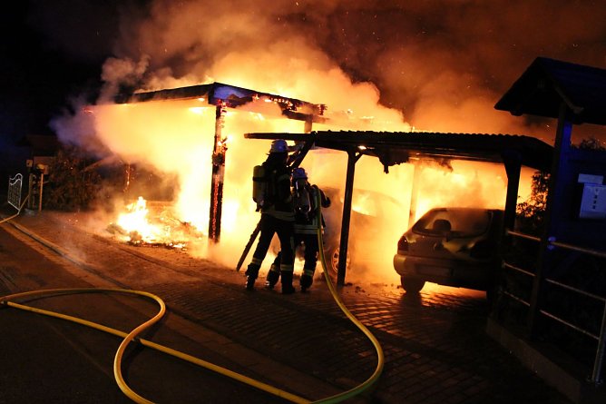 Carport in Flammen (Foto: Feuerwehr Heiligenstadt) Carport in Flammen (Foto: Feuerwehr Heiligenstadt)