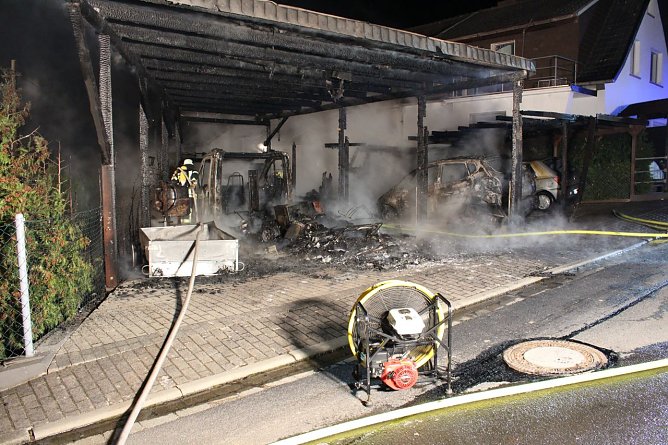 Carport in Flammen (Foto: Feuerwehr Heiligenstadt) Carport in Flammen (Foto: Feuerwehr Heiligenstadt)
