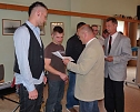 Zeugnisse &uuml;bergeben (Foto: Karl-Heinz Herrmann)