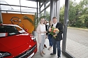 Achit T&ouml;lle (Centerleiter Opel-AH Peter) begl&uuml;ckw&uuml;nscht Diana Schulze zum Gewinn des Opel Corsa. Ein Jahr lang darf sie den selbstkonfigurierten Opel nun gratis fahren. (Foto: H. Fischer (AHP))