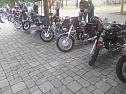 Trotz der wochenlangen Hitze kamen zum diesj&auml;hrigen Treffen &uuml;ber 100 Besitzer eines Mopeds, Motorrollers, Motorrades oder Dreirades der tschechischen Marken Jawa oder CZ auf das Gel&auml;nde der Festscheune in R&ouml;blingen am See (Sachsen-Anhalt) (Foto: H. Rein)