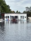 Pechschwarz hatte sich das Wasser im Becken des Hundeshagener Freibades nach einer technischen Störung am Filtersystem gefärbt. (Foto: Simone Haase ) Pechschwarz hatte sich das Wasser im Becken des Hundeshagener Freibades nach einer technischen Störung am Filtersystem gefärbt. (Foto: Simone Haase )