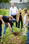 Kommunionskinder pflanzen Erinnerungsbaum (Foto: Stadt Leinefelde-Worbis)