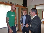 Zeugnisse &uuml;bergeben (Foto: Karl-Heinz Herrmann)