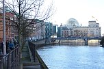 Am Spreeufer - Blick zum Reichstag (Foto: privat)