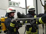 Feuerwehr&uuml;bung bei der Sparkasse (Foto: Ilka K&uuml;hn)