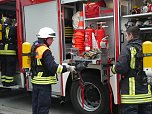 Feuerwehr&uuml;bung bei der Sparkasse (Foto: Ilka K&uuml;hn)