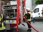 Feuerwehr&uuml;bung bei der Sparkasse (Foto: Ilka K&uuml;hn)
