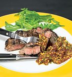 Scharf: Der sehr fein gehackte frische Ingwer bringt eine sommerlich-frische Schärfe in die Salsa zu dem medium gegarten Grillsteak, die man sonst eher milden Chilis zutrauen würde. (Foto: Stiftung Warentest) Scharf: Der sehr fein gehackte frische Ingwer bringt eine sommerlich-frische Schärfe in die Salsa zu dem medium gegarten Grillsteak, die man sonst eher milden Chilis zutrauen würde. (Foto: Stiftung Warentest)