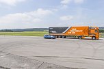 Bremstest: Pkw gegen Lkw: Duell zwischen Sieger und Verlierer. Der Golf schlug den Brummi um 13 Meter, wobei das Ergebnis des Lkw angesichts seiner Masse positiv überrascht. (Foto: ADAC/Griesch) Bremstest: Pkw gegen Lkw: Duell zwischen Sieger und Verlierer. Der Golf schlug den Brummi um 13 Meter, wobei das Ergebnis des Lkw angesichts seiner Masse positiv überrascht. (Foto: ADAC/Griesch)