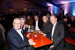 Gewichtiger Gast zum Oktoberfest im Autohaus Peter (Foto: AHP/Fischer)
