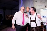 Gewichtiger Gast zum Oktoberfest im Autohaus Peter (Foto: AHP/Fischer)