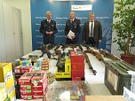 Präsentation der sichergestellten Waffen und Munition (Foto: nnz) Präsentation der sichergestellten Waffen und Munition (Foto: nnz)