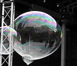 Spiegelbild in Seifenblase (Foto: Peter Blei)