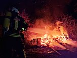 Feuerwehr beim L&ouml;schen an der Brandstelle (Foto: Feuerwehr Heiligenstadt)