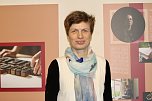 Die Künstlerin Annekatrin Weiße bei der Vernissage zu Ihrer Ausstellung "Kreative Frauen aus Thüringen" im Langensalzaer Rathaus (Foto: Eva Maria Wiegand) Die Künstlerin Annekatrin Weiße bei der Vernissage zu Ihrer Ausstellung "Kreative Frauen aus Thüringen" im Langensalzaer Rathaus (Foto: Eva Maria Wiegand)