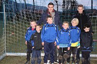 Bild: Die Profis mit den j&uuml;ngsten Kickern des SV Gl&uuml;ck auf! Bleicherode. Die Kleinen waren die Hauptakteure in einem Film, der den Gewinn beim Wettbewerb Auffrischpr&auml;mie 2012 erzielte.