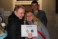 Bild: Marcus Eichner und Caroline Bergmann aus Heiligenstadt ersteigerten sich den Hauptpreis der Tombola: Zwei Eintrittskarten f&uuml;r das Heimspiel Werder - Hannover 96 im Februar 2013. 