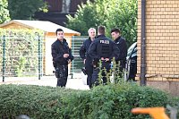 Bild: Die polizeiliche Ma&szlig;nahme hat nicht mit dem abgebildeten Haus und dem Gesch&auml;ft zu tun.