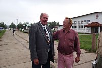 Bild:  Wilfried Forst  begr&uuml;&szlig;te einen alten Bekannten. J&uuml;rgen Siebenh&uuml;ner (links) aus Weimar-Land fungiert wieder als Kampfrichter. Er lobte die Farm &uuml;ber den gr&uuml;nen Klee.