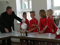 Bild: Helmut Funke &uuml;bergibt einen Fu&szlig;ball
