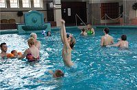 Bild: Pool-Party im Badehaus.NNZ-City Scout on Tour