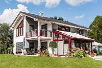 Massives Holzhaus in drei Tagen gebaut Bild: Massives Holzhaus in drei Tagen gebaut