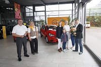 Centerleiter Achit Tölle beglückwünscht Diana Schulze zum Gewinn des Opel Corsa. Verkaufsberater Ronny Peukert und Serviceassistentin Katrin Junker begleiteten die Übergabe. Bild: Centerleiter Achit Tölle beglückwünscht Diana Schulze zum Gewinn des Opel Corsa. Verkaufsberater Ronny Peukert und Serviceassistentin Katrin Junker begleiteten die Übergabe.