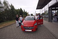 Jetzt geht’s los, freut sich Gewinnerin Diana Schulze, nachdem sie den Schlüssel von Ronny Peukert hat. Bild: Jetzt geht’s los, freut sich Gewinnerin Diana Schulze, nachdem sie den Schlüssel von Ronny Peukert hat.