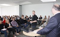 Alexander Kohl berichtet über seine Erfahrungen aus den ersten beiden Ausbildungsjahren. Auch Geschäftsführer Helmut Peter hört interessiert zu. Bild: Alexander Kohl berichtet über seine Erfahrungen aus den ersten beiden Ausbildungsjahren. Auch Geschäftsführer Helmut Peter hört interessiert zu.