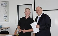 Seite an Seite mit dem Boss: Azubi Alexander Kohl und Geschäftsführer Helmut Peter. Er garantiert seinem Fachkräftenachwuchs jegliche Unterstützung. Bild: Seite an Seite mit dem Boss: Azubi Alexander Kohl und Geschäftsführer Helmut Peter. Er garantiert seinem Fachkräftenachwuchs jegliche Unterstützung.