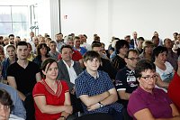 Interessiert verfolgten die neuen Auszubildenden und deren Eltern, was Helmut Peter und vier seiner Nachwuchskräfte zu berichten hatten Bild: Interessiert verfolgten die neuen Auszubildenden und deren Eltern, was Helmut Peter und vier seiner Nachwuchskräfte zu berichten hatten