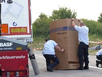 Gefahrgut soll umgeladen und gesichert werden Bild: Gefahrgut soll umgeladen und gesichert werden