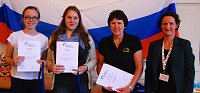 Bild: Von links: Platz 3 Humboldt Gymnasium Nordhausen Paula von Biela, Clara Eisler, Russischlehrerin Gabriele Gorges, Susanne Wunderlich (DRF)