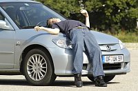 Bild: Harter Aufprall trotz Verbesserungen: Fu&szlig;g&auml;nger prallen bei Unf&auml;llen mit Autos immer noch gegen harte Strukturen wie die Haubenvorderkante oder das Motorhaubenschloss