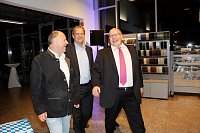 Bild: Gewichtiger Gast zum Oktoberfest im Autohaus Peter