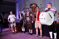 Bild: Gewichtiger Gast zum Oktoberfest im Autohaus Peter