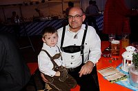Bild: Gewichtiger Gast zum Oktoberfest im Autohaus Peter
