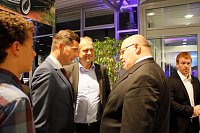 Bild: Gewichtiger Gast zum Oktoberfest im Autohaus Peter