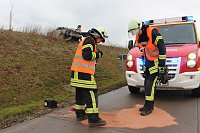 Bild: Auto kommt von der Fahrbahn ab