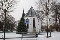Bild: Auf Schnee musste der Weihnachtsmarkt rund um die Sangerh&auml;user Marienkirche warten - bis heute. Nun ist er da, daf&uuml;r ist der Weihnachtsmann weg.