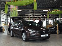 Bild: In einigen Autoh&auml;usern der Peter-Gruppe ging es heute um die Zukunft auf vier R&auml;dern