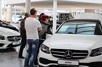 Bild: In einigen Autoh&auml;usern der Peter-Gruppe ging es heute um die Zukunft auf vier R&auml;dern
