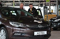 Bild: In einigen Autoh&auml;usern der Peter-Gruppe ging es heute um die Zukunft auf vier R&auml;dern