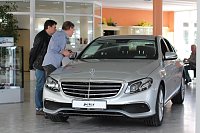 Bild: In einigen Autoh&auml;usern der Peter-Gruppe ging es heute um die Zukunft auf vier R&auml;dern