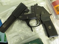 Bild: Pr&auml;sentation der sichergestellten Waffen und Munition