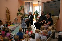 Bild: Bischof im Kindergarten Beuren