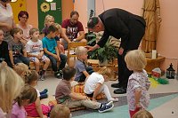 Bild: Bischof im Kindergarten Beuren
