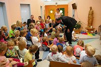 Bild: Bischof im Kindergarten Beuren