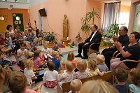 Bild: Bischof im Kindergarten Beuren